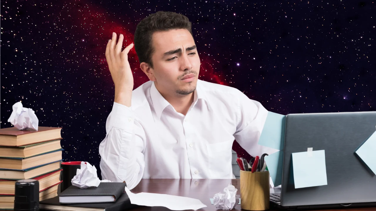 Diseño de páginas web: Hombre mirando sorprendido su computador