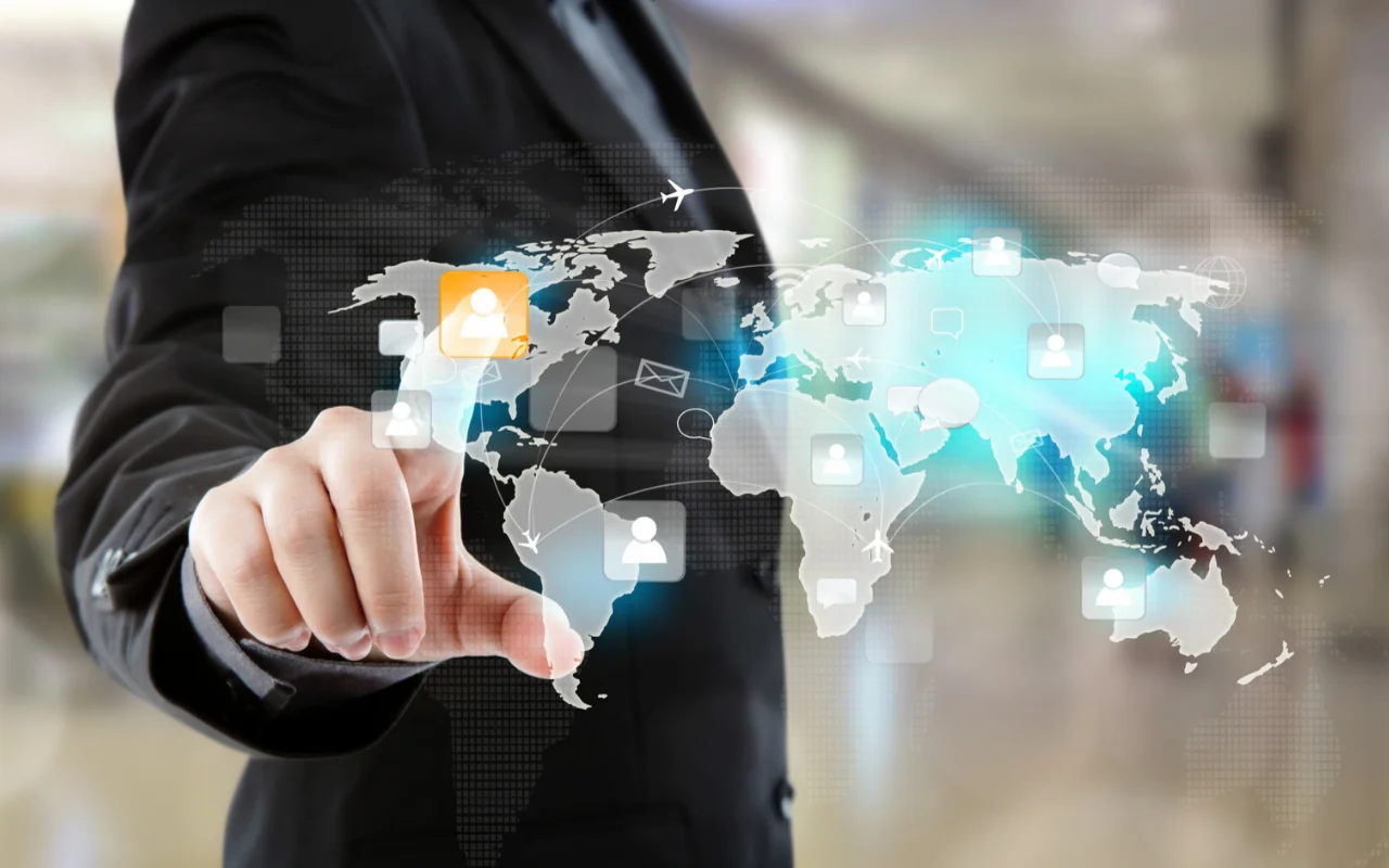 Nuevos mercados: ejecutivo señalando un lugar en un mapa virtual