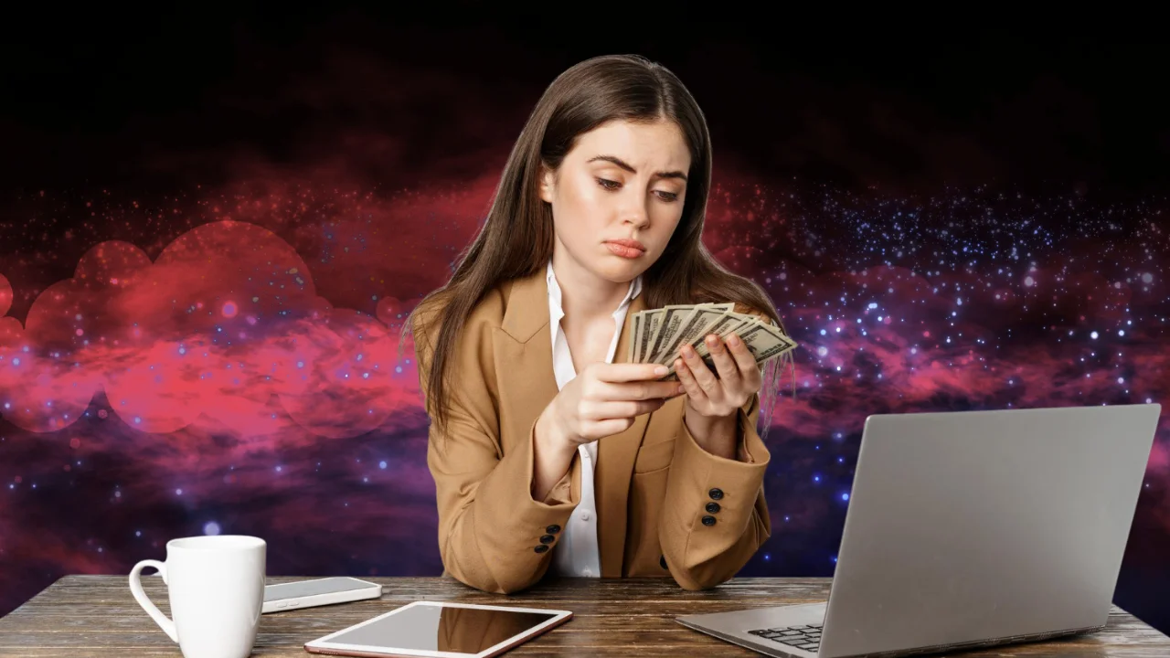 Diseño de páginas web: Mujer contando con expresión seria