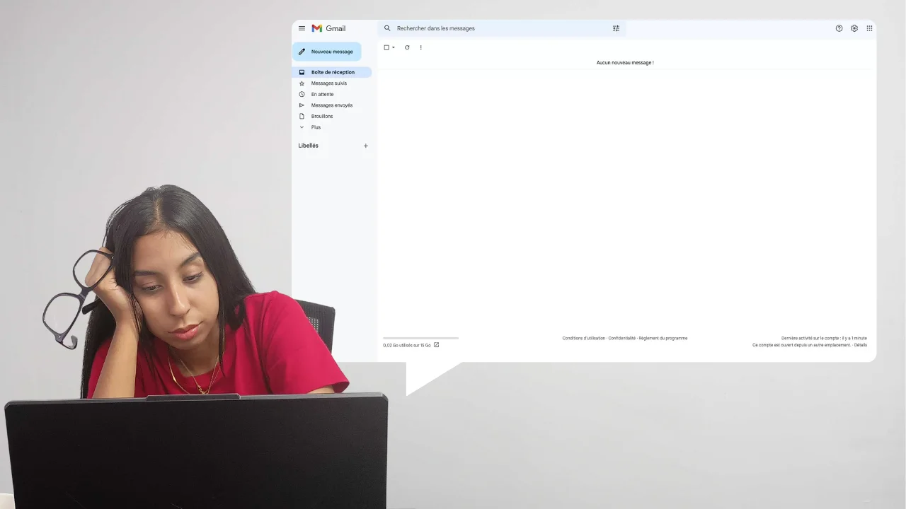 Lead nurturing: Mujer estresada viendo su computador