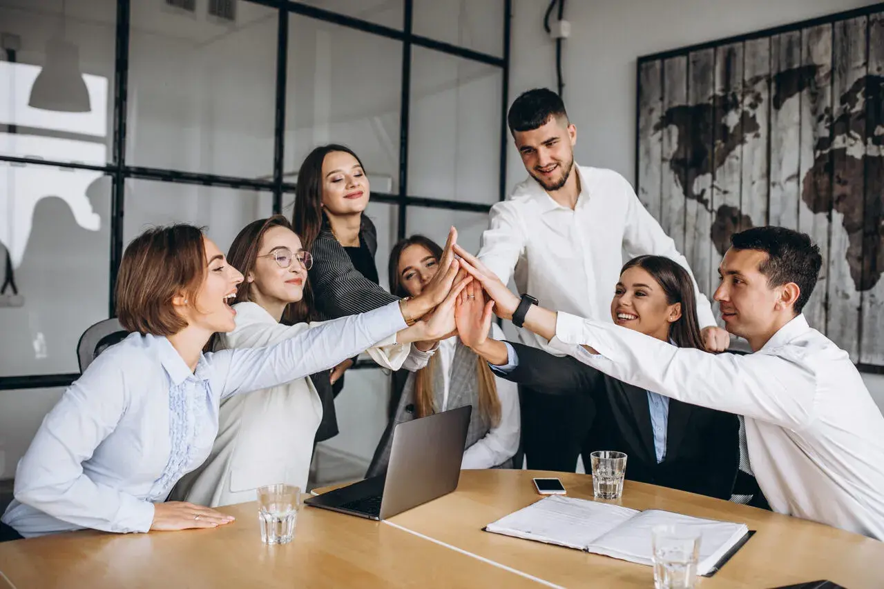 grupo-personas-trabajando-plan-negocios-oficina-scaled (1)