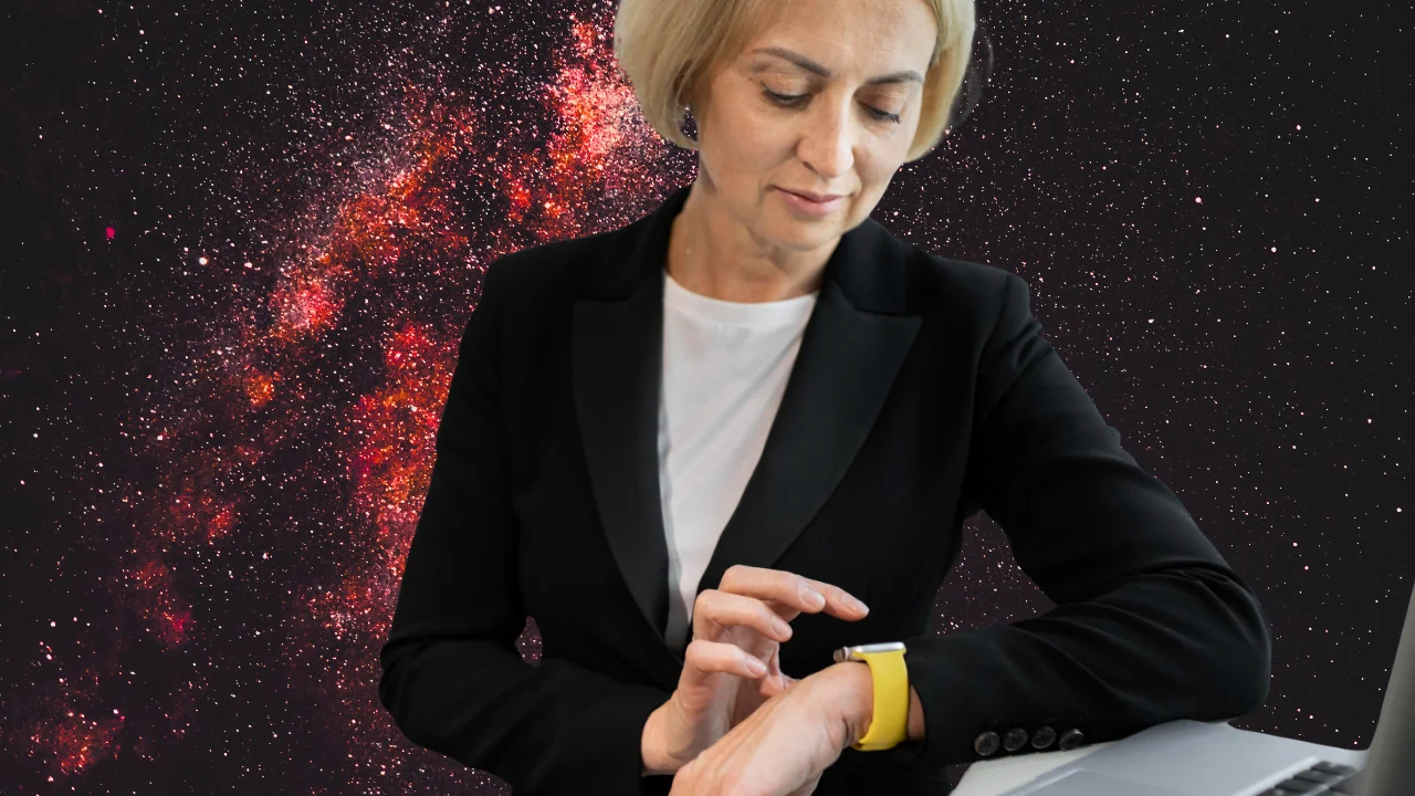 Diseño de páginas web: mujer observando su reloj