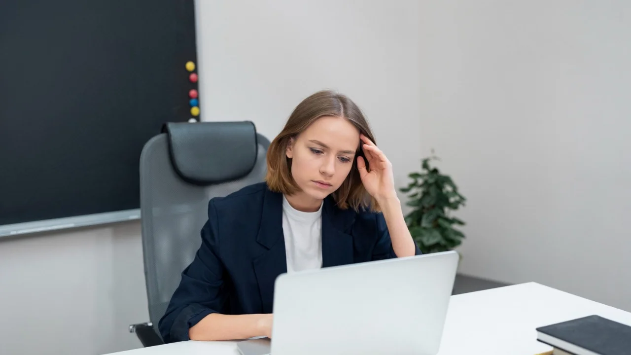 Lead nurturing: Mujer estresada viendo su computador