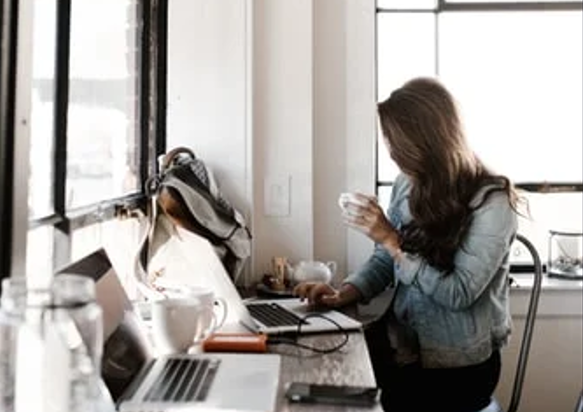 Inbund marketing: mujer sentada revisando su computador