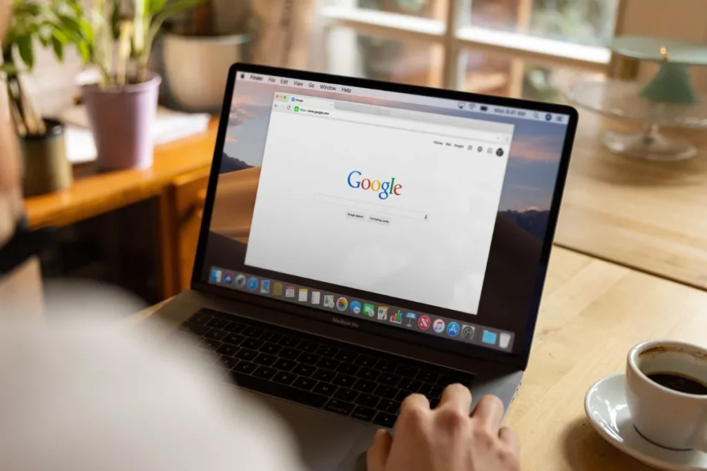 Posicionamiento en google: persona en la pantalla principal del navegador google