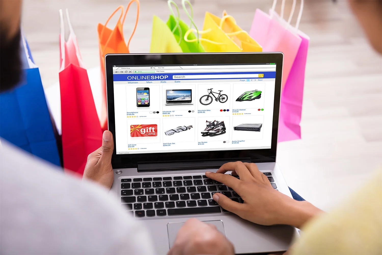 Tienda online: Personas viendo una tienda online en un computador.