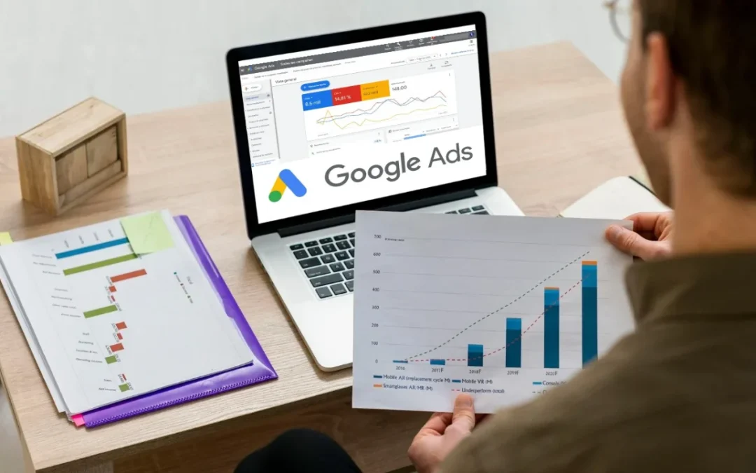 Publicidad para negocios: Una laptop o pantalla con la interfaz de Google Search Ads abierta, y al frente un gráfico con curva de rendimiento (tipo ROI en crecimiento).