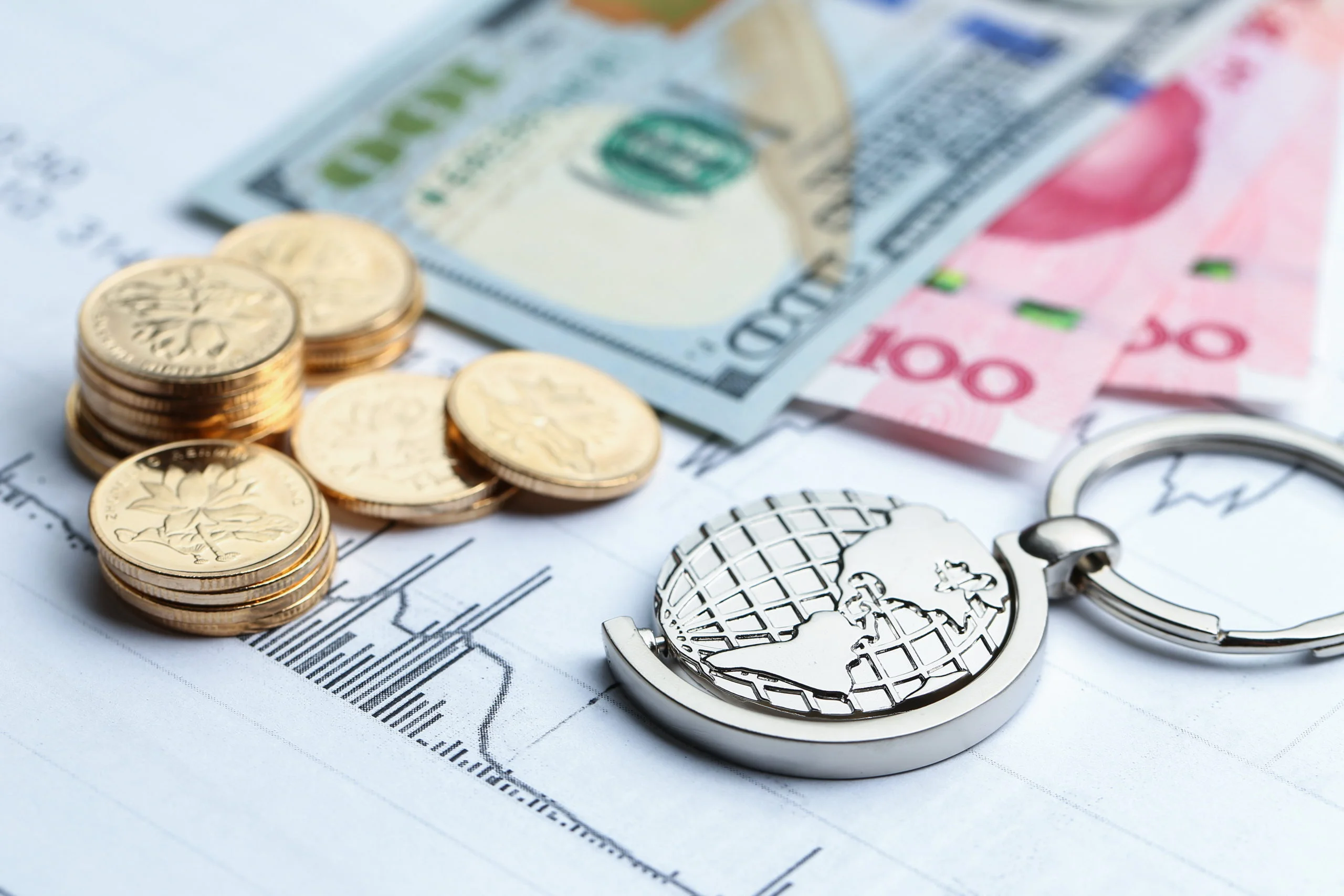 Brokers trading: Monedas y billetes sobre un papel