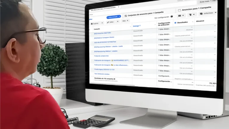 Pauta Digital: Una foto de una persona (vista de espaldas o de perfil, para mantener la neutralidad) sentada frente a un monitor de computadora con una interfaz futurista, donde se aprecian líneas de código o circuitos digitales y las siglas "IA" proyectadas sutilmente en la pantalla o en el ambiente. El entorno de la oficina es moderno y sobrio.