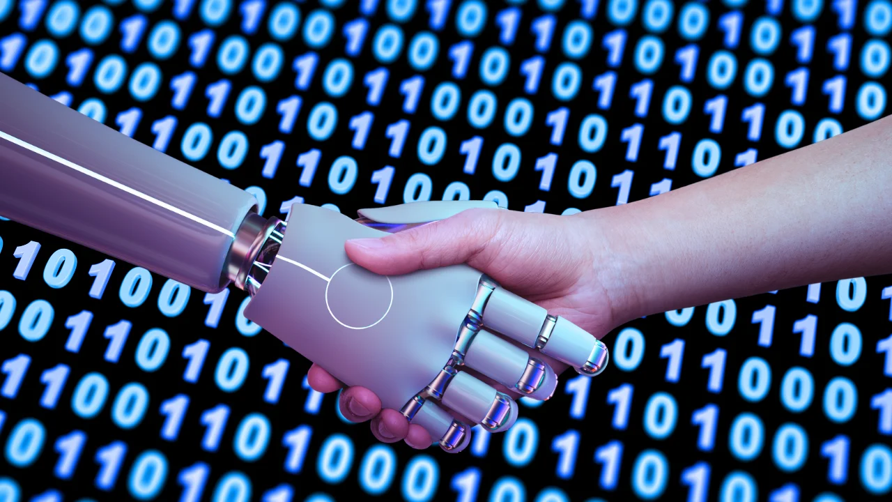 Pauta Digital: Una foto de dos manos (una humana y otra robótica o con guante tecnológico) unidas en un gesto de colaboración, sobre un fondo de datos o código binario.